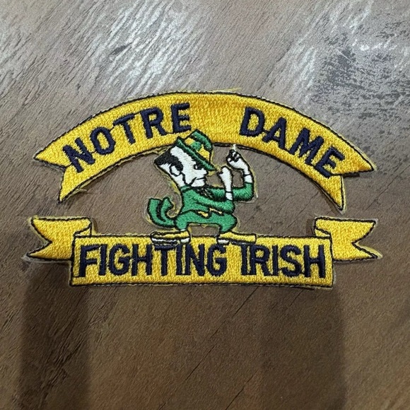 VTG UNIVERSITY OF NOTRE DAME FIGHTING IRISH FOOTBALL EMBROIDERED PATCH - Picture 1 of 6